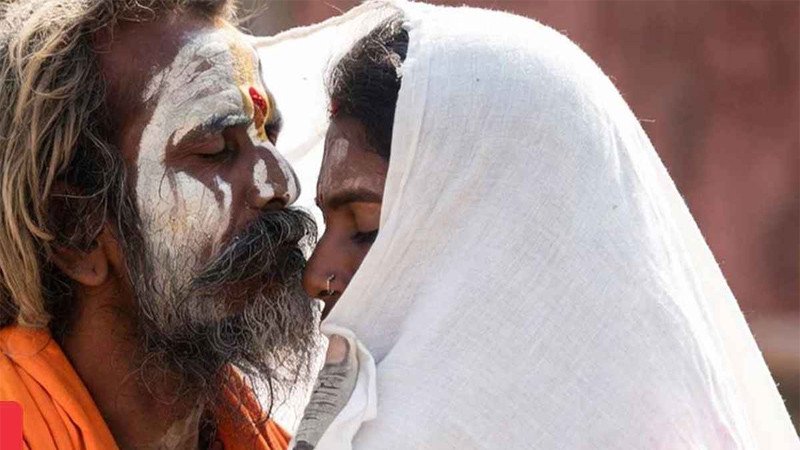 এবার আবির্ভাব ‘লিপ কিস বাবা’র, ভাইরাল ভিডিও ঘিরে তুমুল বিতর্ক